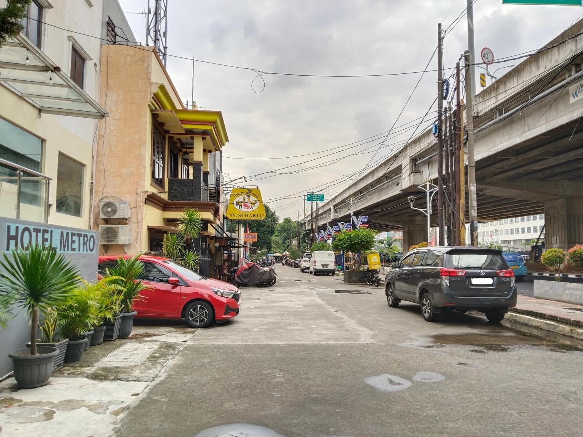 Metro Hotel Bekasi Powered By Cocotel Ngoại thất bức ảnh